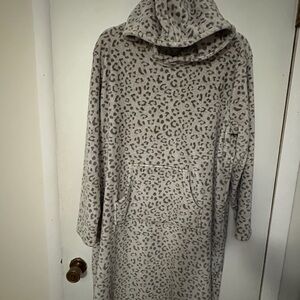 32 Degrees Gray Leopard Print Robe